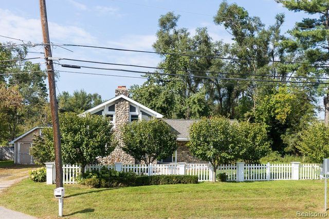 3167 BENSTEIN Road, Commerce Charter Township, MI 48390