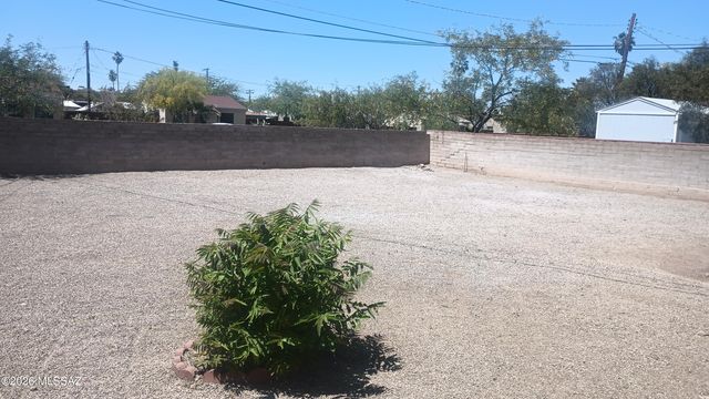 943 N Chrysler Drive, Tucson, AZ 85716