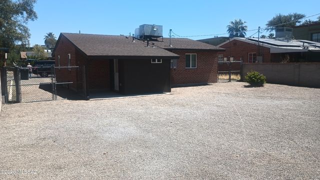 943 N Chrysler Drive, Tucson, AZ 85716