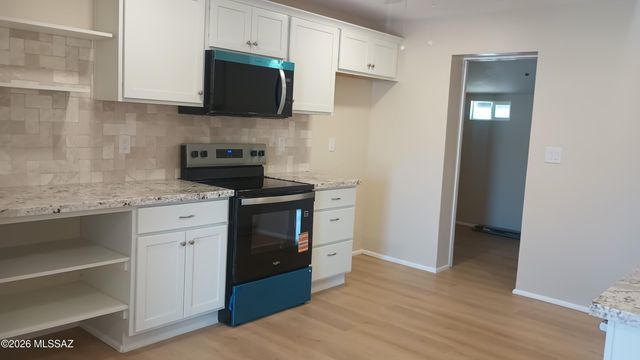 943 N Chrysler Drive, Tucson, AZ 85716