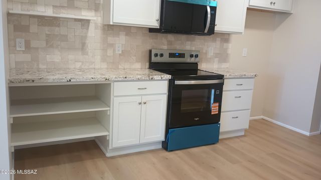 943 N Chrysler Drive, Tucson, AZ 85716