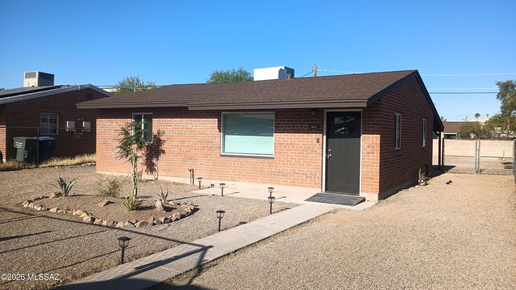 943 N Chrysler Drive, Tucson, AZ 85716