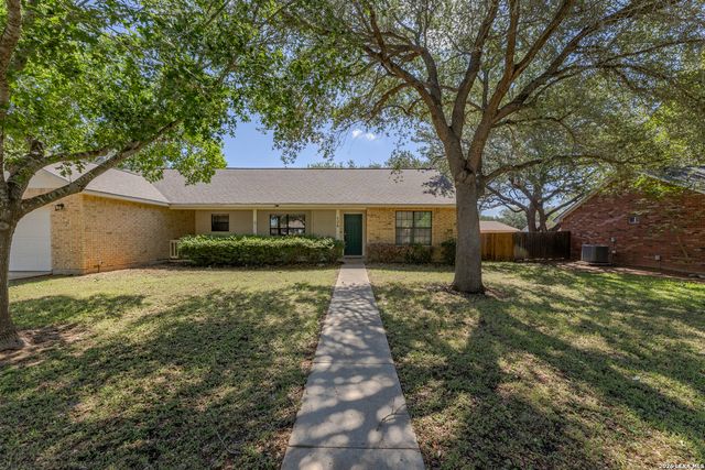 126 WOODLAND DR, Pleasanton, TX 78064