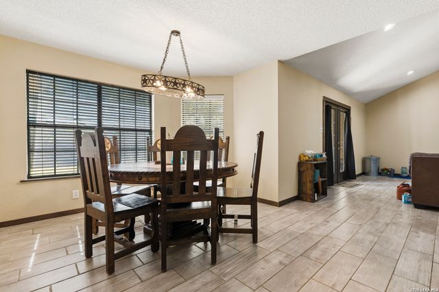 126 WOODLAND DR, Pleasanton, TX 78064