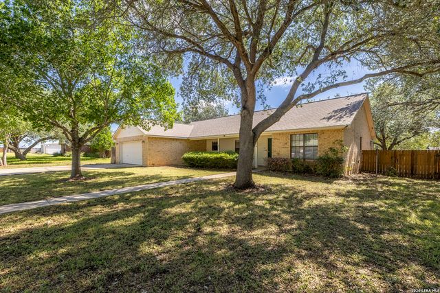 126 WOODLAND DR, Pleasanton, TX 78064