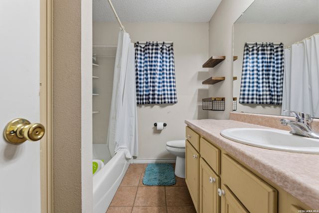 126 WOODLAND DR, Pleasanton, TX 78064