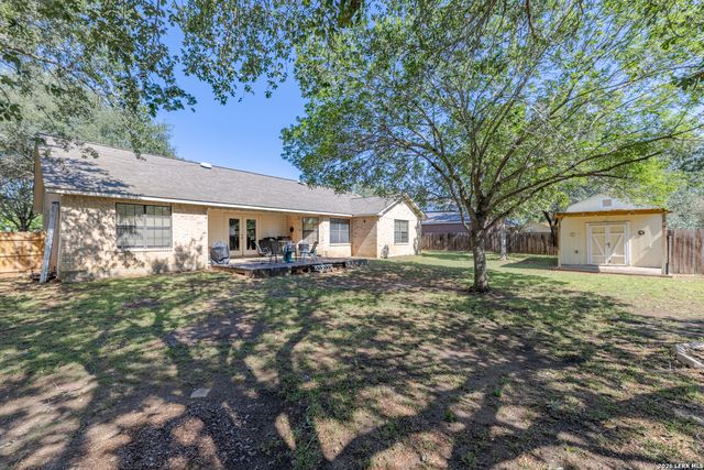 126 WOODLAND DR, Pleasanton, TX 78064