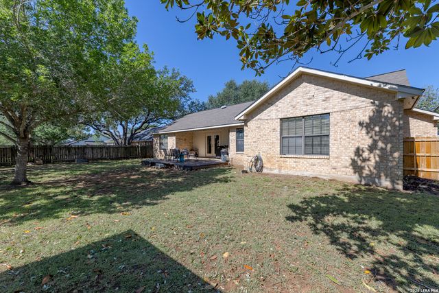126 WOODLAND DR, Pleasanton, TX 78064