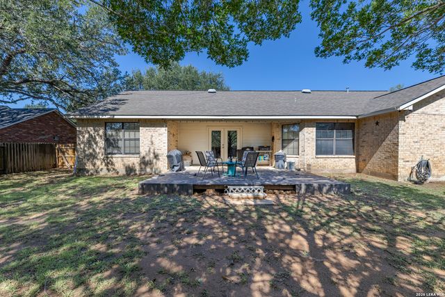 126 WOODLAND DR, Pleasanton, TX 78064