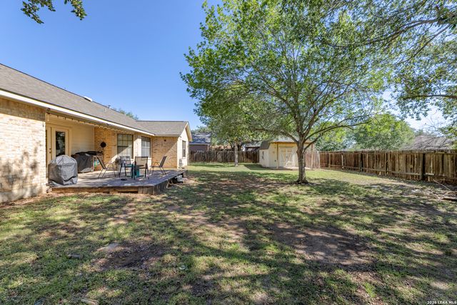 126 WOODLAND DR, Pleasanton, TX 78064