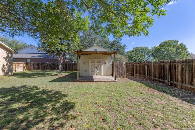 126 WOODLAND DR, Pleasanton, TX 78064