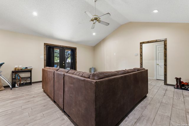 126 WOODLAND DR, Pleasanton, TX 78064