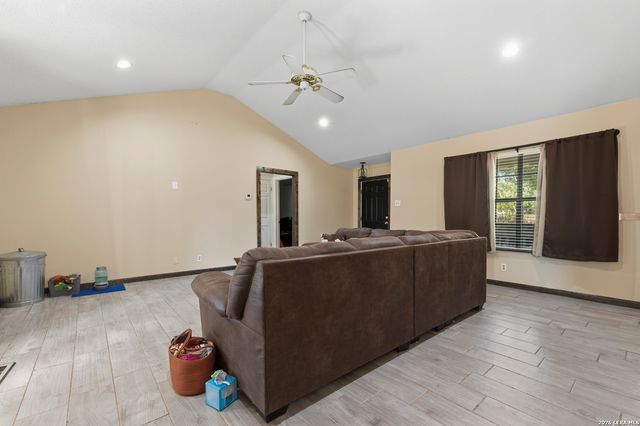 126 WOODLAND DR, Pleasanton, TX 78064