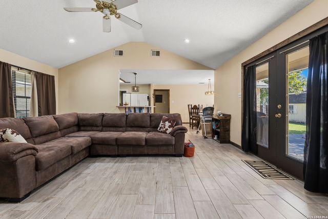 126 WOODLAND DR, Pleasanton, TX 78064