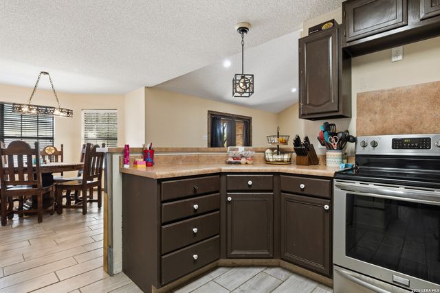 126 WOODLAND DR, Pleasanton, TX 78064