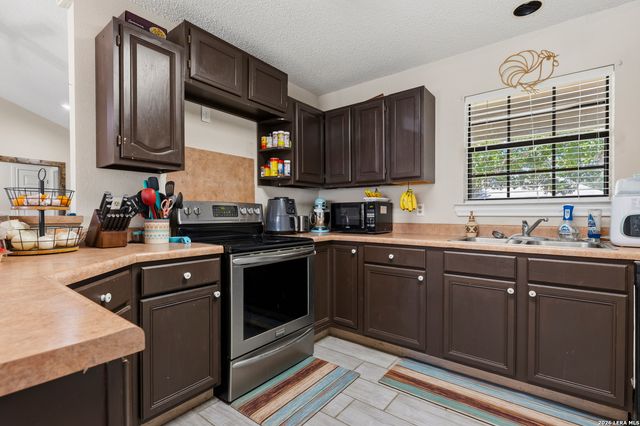 126 WOODLAND DR, Pleasanton, TX 78064