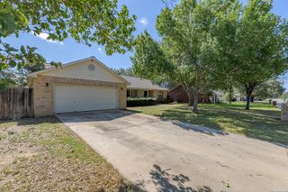 126 WOODLAND DR, Pleasanton, TX 78064