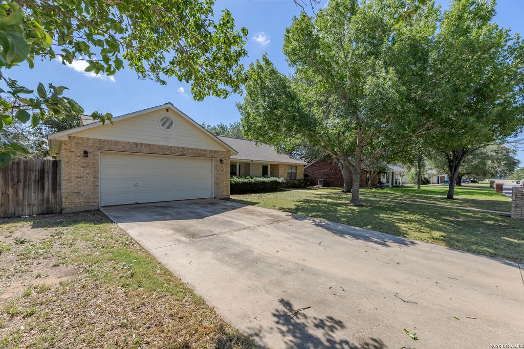 126 WOODLAND DR, Pleasanton, TX 78064