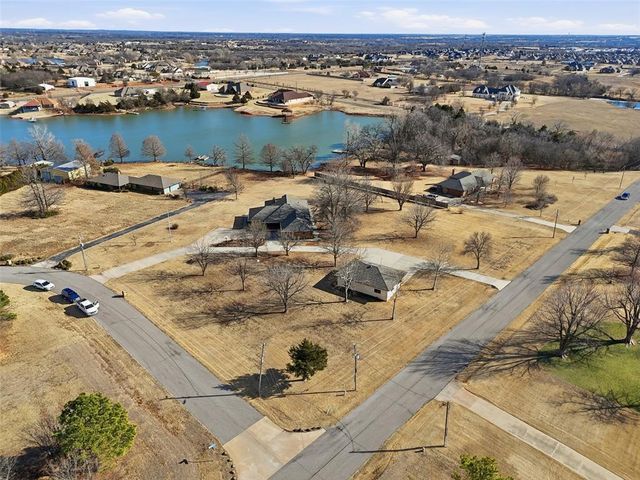 3114 Sooner Lake Circle, Moore, OK 73165