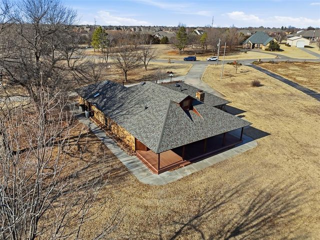 3114 Sooner Lake Circle, Moore, OK 73165
