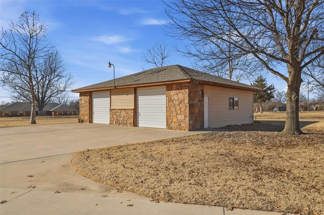3114 Sooner Lake Circle, Moore, OK 73165