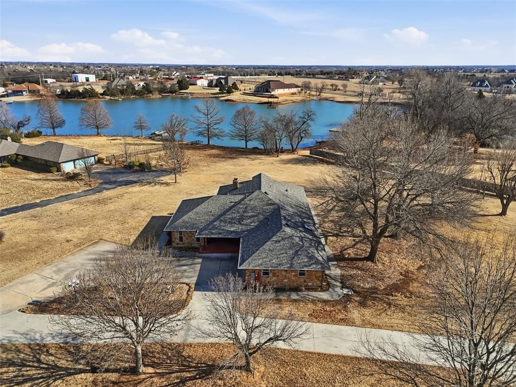 3114 Sooner Lake Circle, Moore, OK 73165