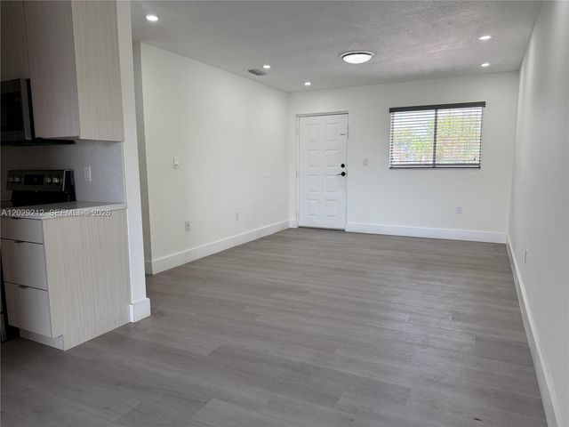 3021 W 76th St C-201, Hialeah, FL 33018