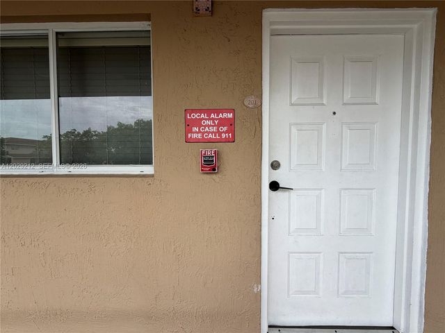3021 W 76th St C-201, Hialeah, FL 33018