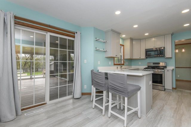 8160 Wildwood DRIVE, Oak Creek, WI 53154