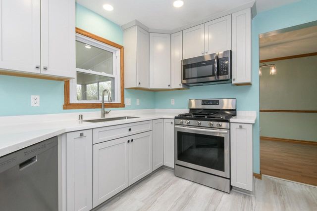 8160 Wildwood DRIVE, Oak Creek, WI 53154