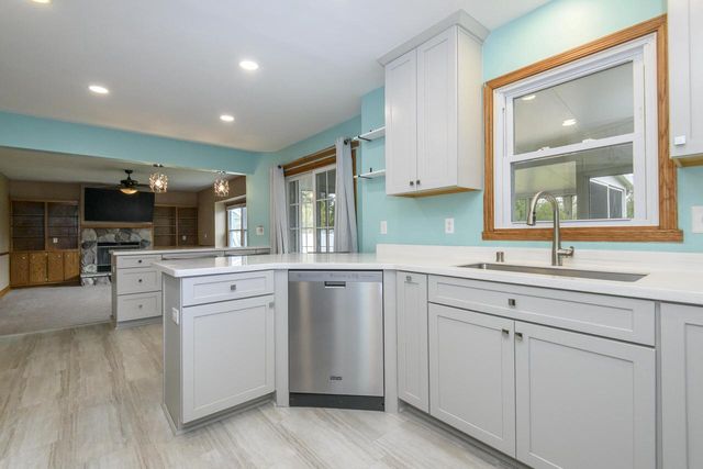 8160 Wildwood DRIVE, Oak Creek, WI 53154