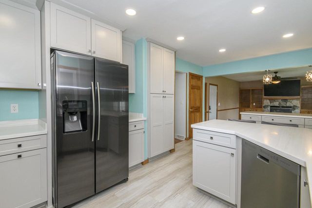 8160 Wildwood DRIVE, Oak Creek, WI 53154