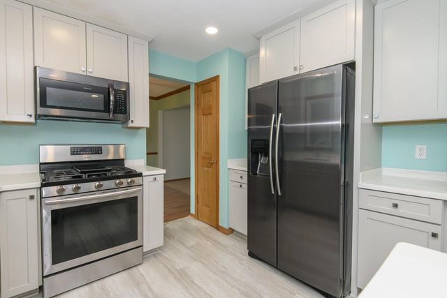 8160 Wildwood DRIVE, Oak Creek, WI 53154