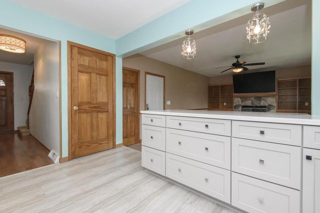 8160 Wildwood DRIVE, Oak Creek, WI 53154