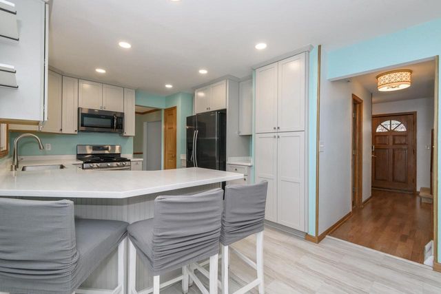 8160 Wildwood DRIVE, Oak Creek, WI 53154