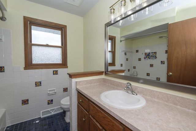 8160 Wildwood DRIVE, Oak Creek, WI 53154