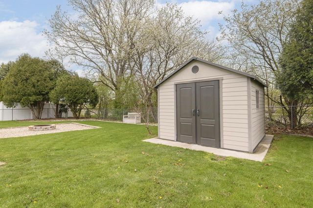 8160 Wildwood DRIVE, Oak Creek, WI 53154