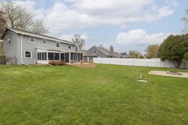 8160 Wildwood DRIVE, Oak Creek, WI 53154