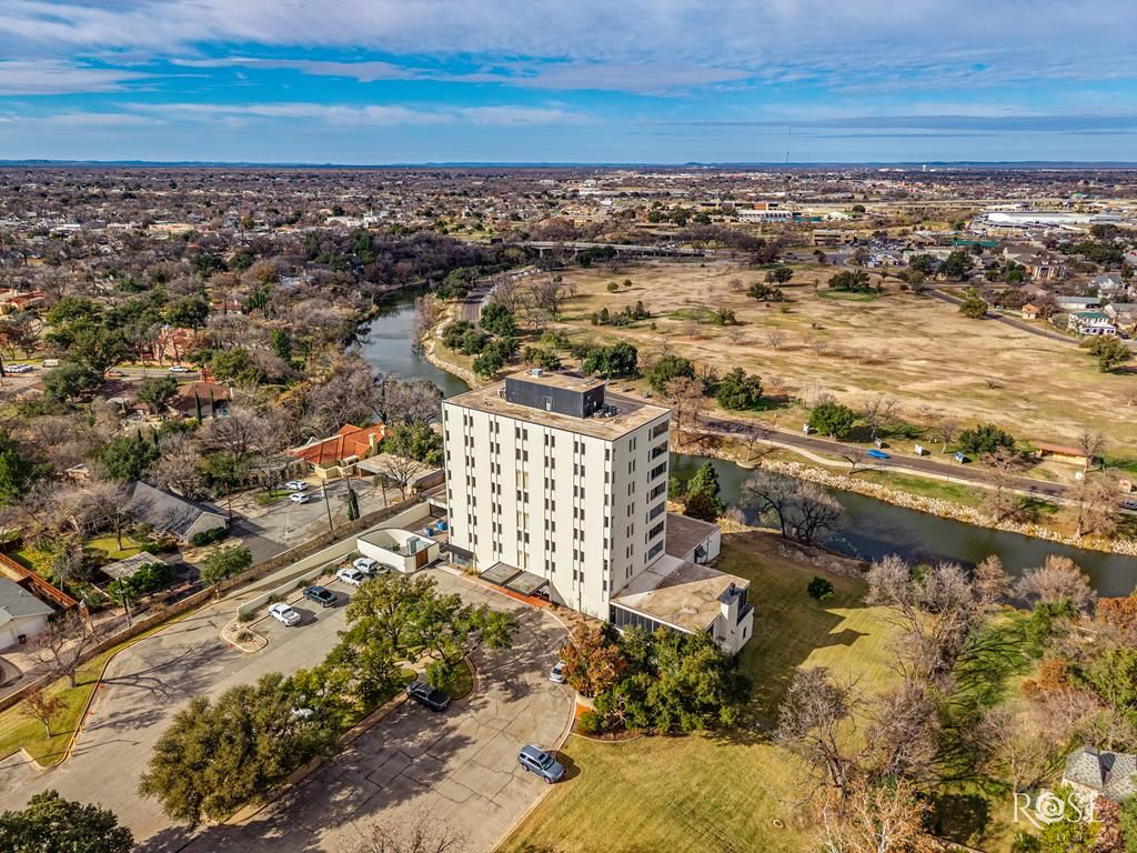 Image 27 of property listing at 800 W Ave D, San Angelo, TX 76901