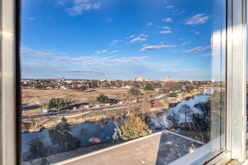 Image 5 of property listing at 800 W Ave D, San Angelo, TX 76901