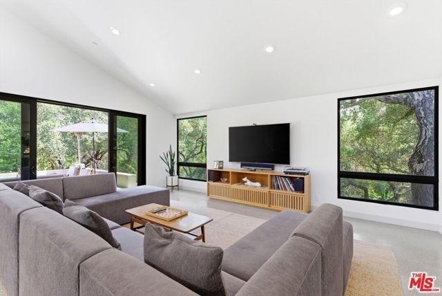 3860 Madison Road, La Canada Flintridge, CA 91011