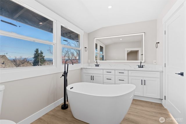 4228 Eastern Avenue N, Seattle, WA 98103