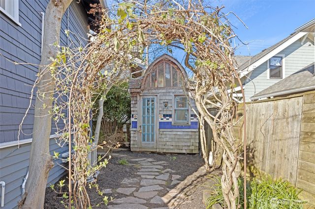 4228 Eastern Avenue N, Seattle, WA 98103