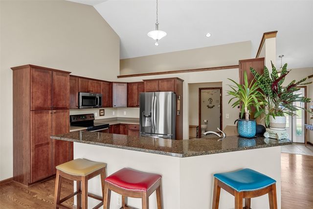 6020 Flagstone Drive NE, Cedar Rapids, IA 52402