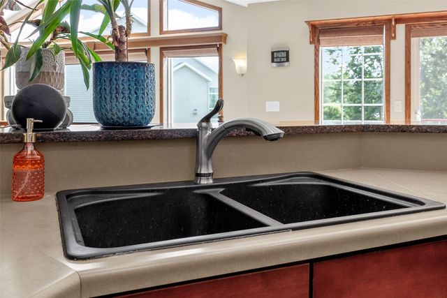 6020 Flagstone Drive NE, Cedar Rapids, IA 52402
