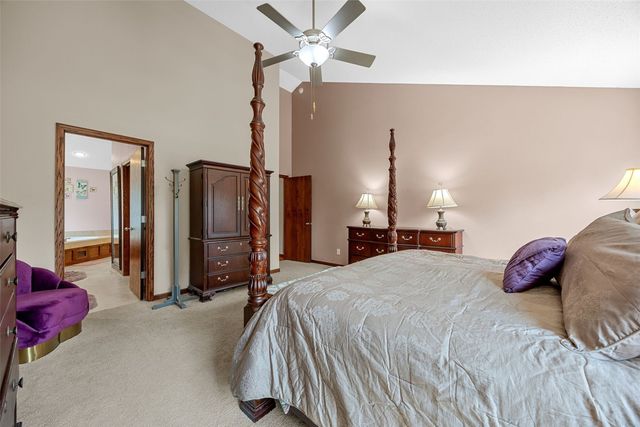 6020 Flagstone Drive NE, Cedar Rapids, IA 52402