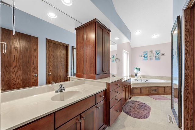 6020 Flagstone Drive NE, Cedar Rapids, IA 52402