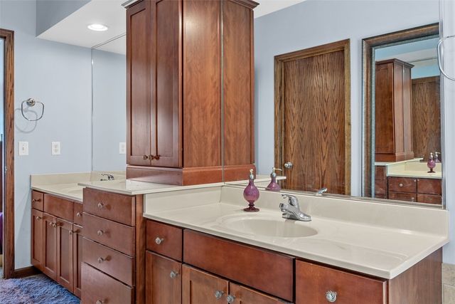 6020 Flagstone Drive NE, Cedar Rapids, IA 52402
