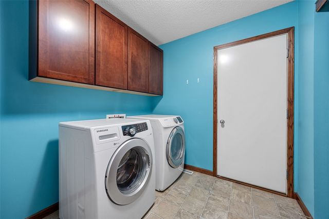 6020 Flagstone Drive NE, Cedar Rapids, IA 52402