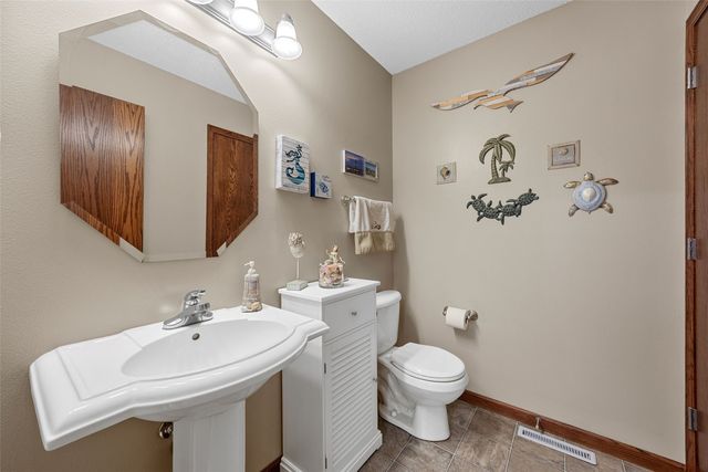 6020 Flagstone Drive NE, Cedar Rapids, IA 52402